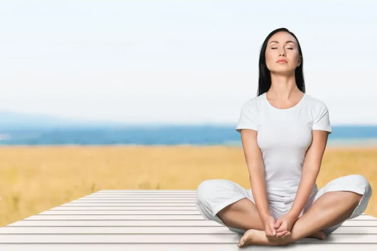 femme assise respiration calme