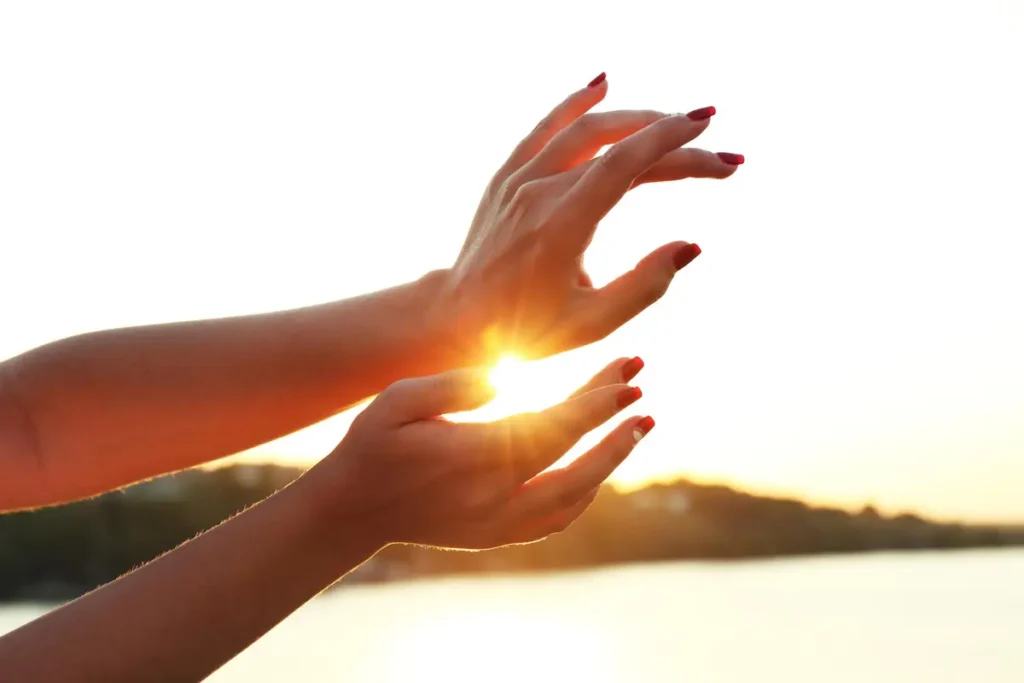 femme main sur plexus solaire