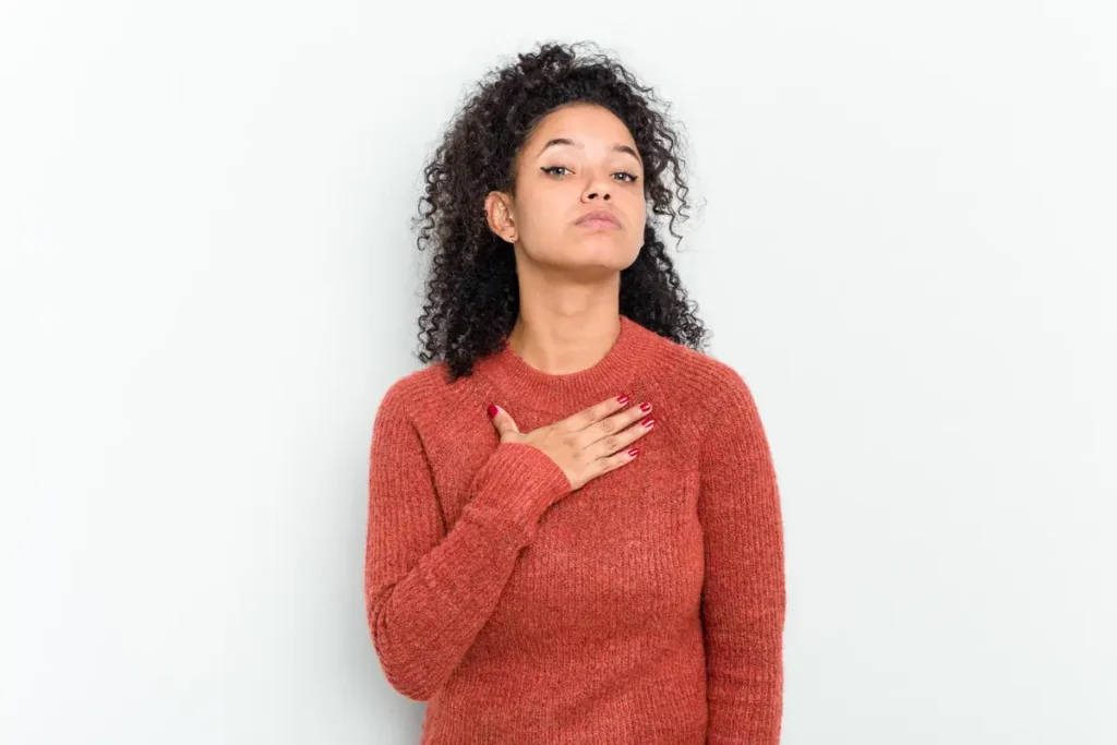 femme main sur poitrine respiration