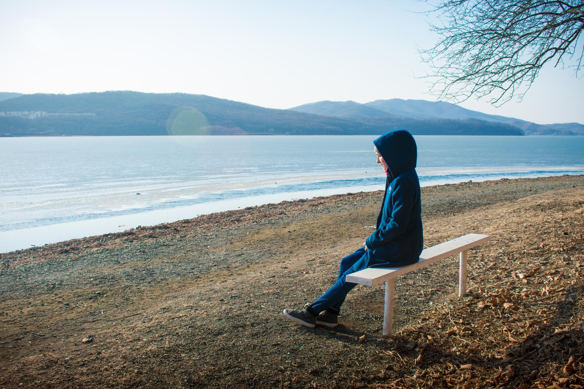 Pourquoi se sentir seul et abandonné fait si mal ?