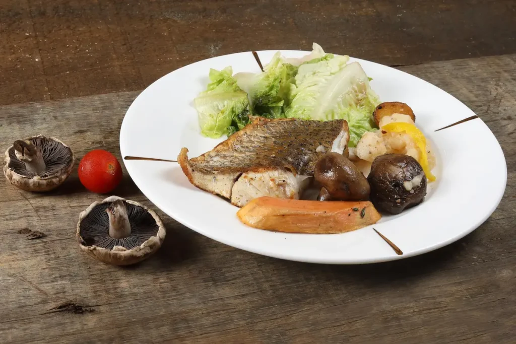 poissons gras champignons assiette