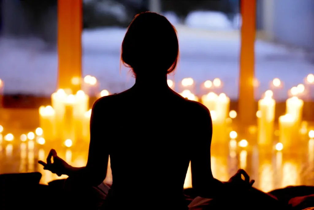 silhouette méditation lumière