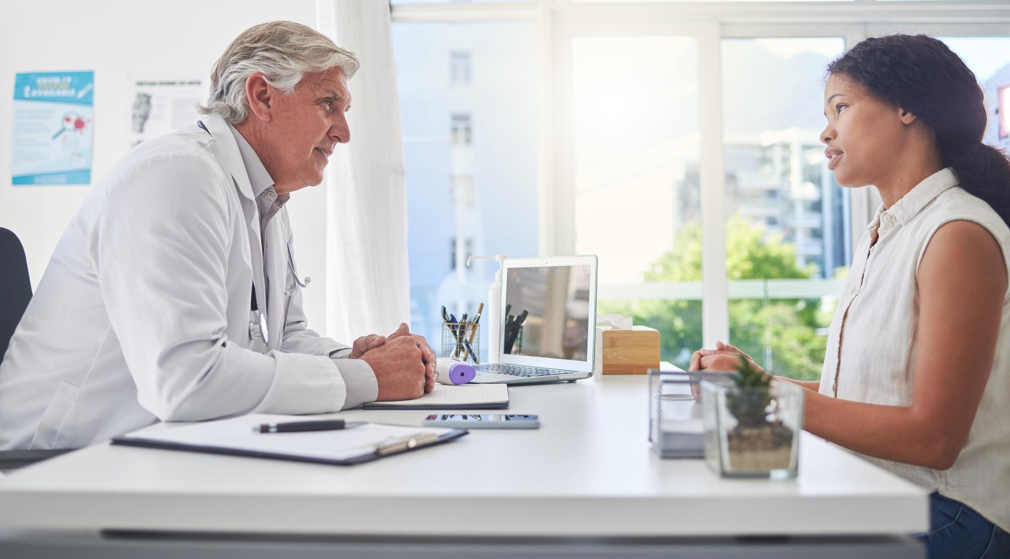 Quand consulter pour une douleur au plexus solaire ?