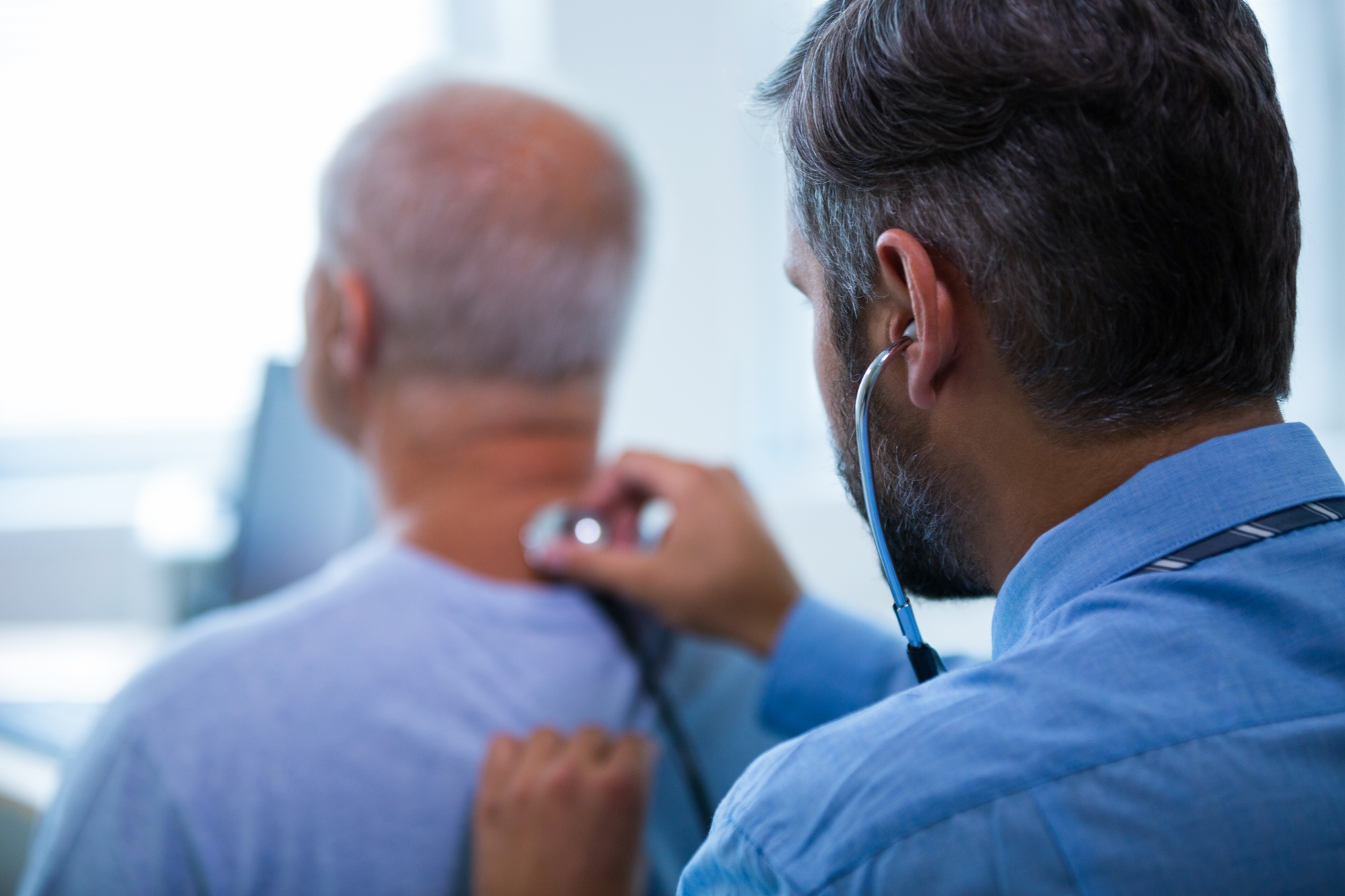 Comment le médecin fait-il la différence entre les causes ?
