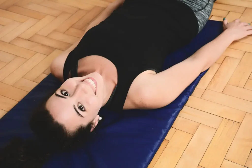 femme allongée genoux poitrine