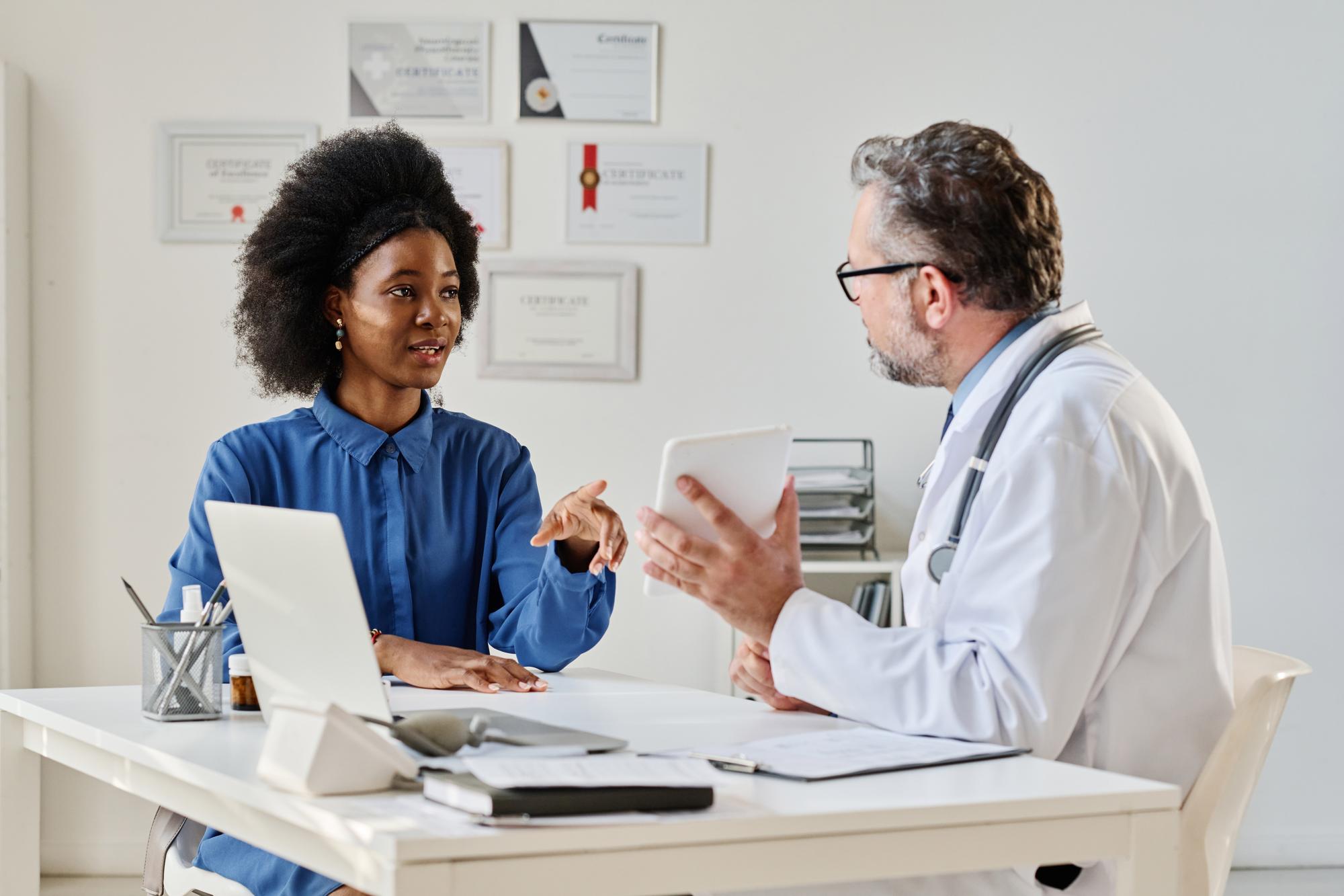 Les courbatures peuvent-elles venir d’un problème hormonal ou neurologique ?