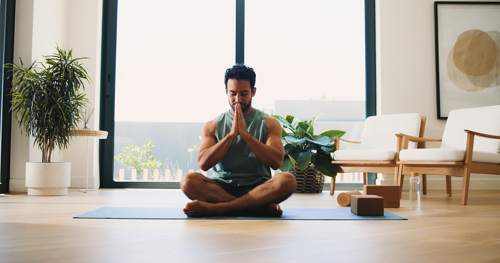 Comment détendre les muscles du haut du dos au-delà des étirements ?